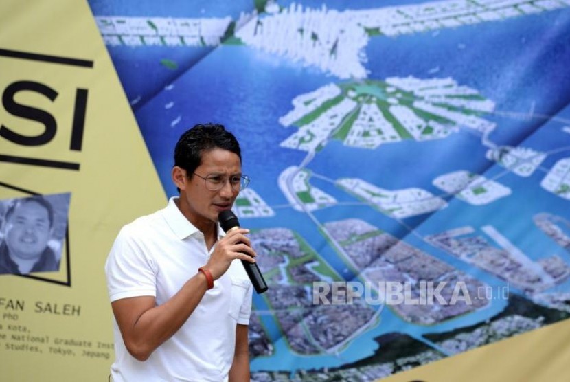 Wakil Gubernur DKI Jakarta Sandiaga Uno memberikan pengantar saat diskusi di DPD Golkar DKI Jakarta, Ahad (29/10).