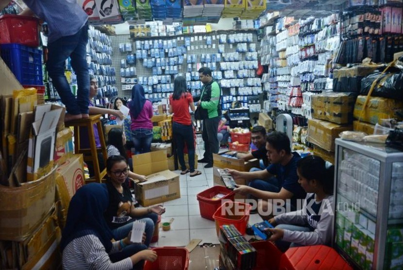 Karyawan merapikan HP dan aksesoris di salah satu konter telepon selular (ponsel/HP) di ITC Roxy Mas, Jakarta (ilusrasi) 