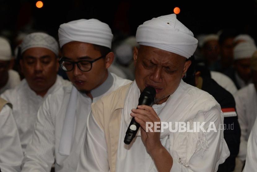 Ustaz Arifin Ilham memimpin zikir dalam acara Dzikir Nasional 2018 di  Masjid At-Tin tiba di Jakarta Timur).