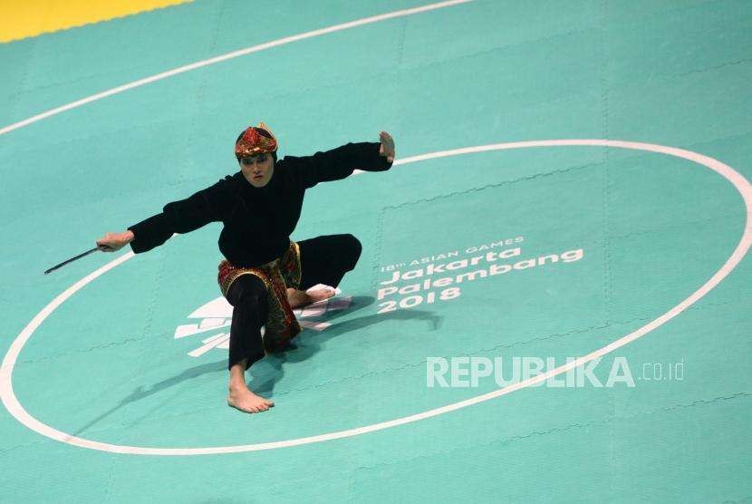 Indonesian martial arts fighter Puspa Arumsari performs in the women’s art category at Padepokan Pencak Silat, East Jakarta, on Monday.