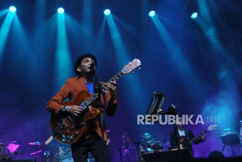 Bernyanyi. Musisi Indonesia, Glenn Fredly bernyanyi dalam konser Tanda Mata Glenn Fredly uuntuk Yovie Widianto di Jakarta, Ahad (30/9). 