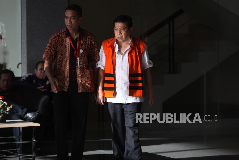 Tersangka kasus korupsi KTP Elektronik Setya Novanto (kanan) berjalan seusai menjalani pemeriksaan di gedung KPK, Jakarta, Jumat (24/11).