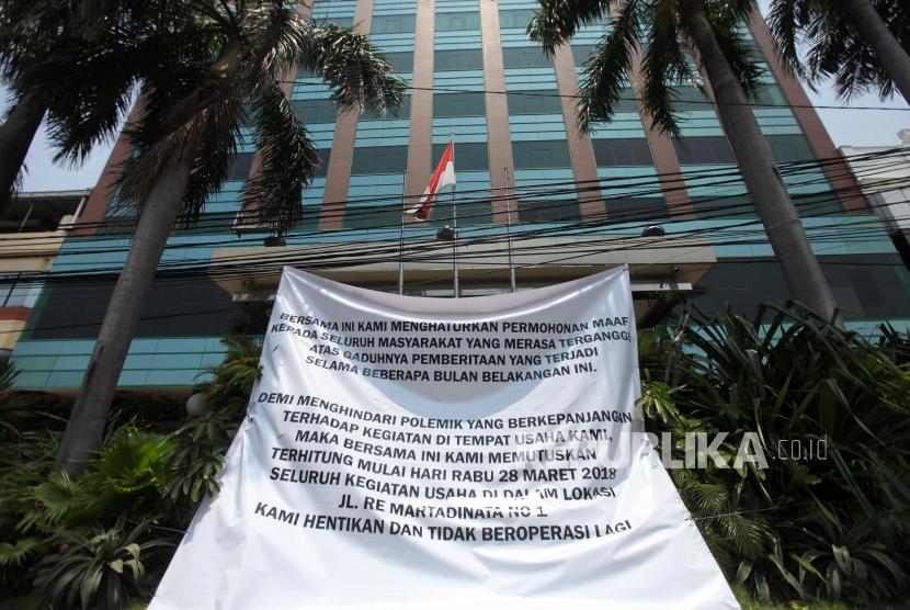 Spanduk pemberitahuan penutupan Hotel Alexis terpampang di pinggir jalan depan Alexis. Jakarta, Rabu (28/3).