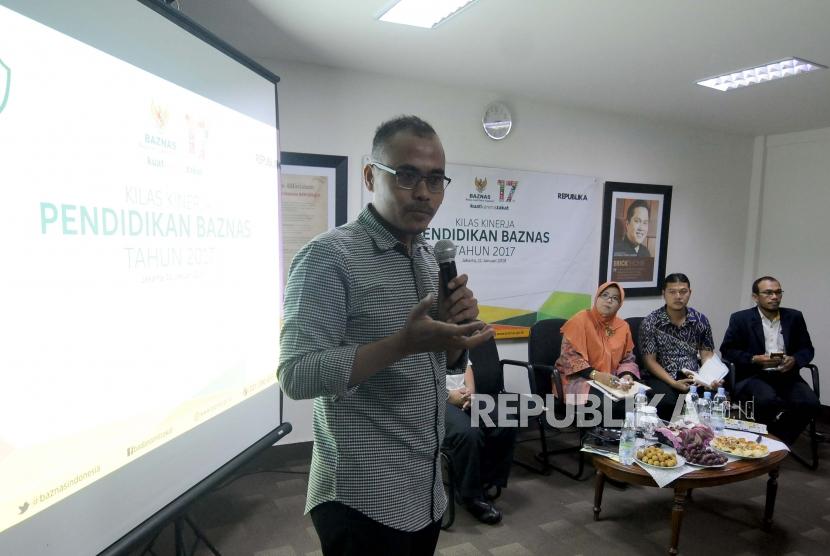 Pemimpin Redaksi Republika Irfan Junaidi memberikan paparan saat acara Kilas Kinerja Pendidikan Baznas di Kantor Republika, Jakarta, Kamis (11/1).
