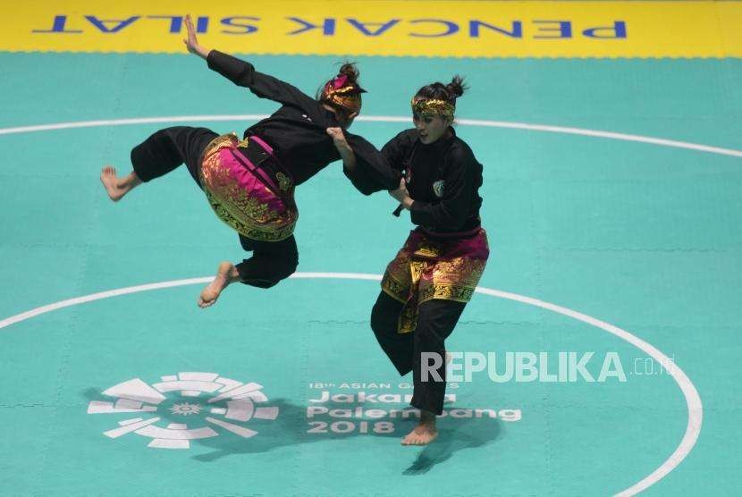 Pesilat Indonesia Ayu Sidan Wilantari dan Ni Made Dwiyanti saat tampil pada pertandingan cabang olahraga silat Asian Games 2018 kategori ganda putri di Padepokan Pencak Silat TMII, Jakarta, Rabu (29/8).