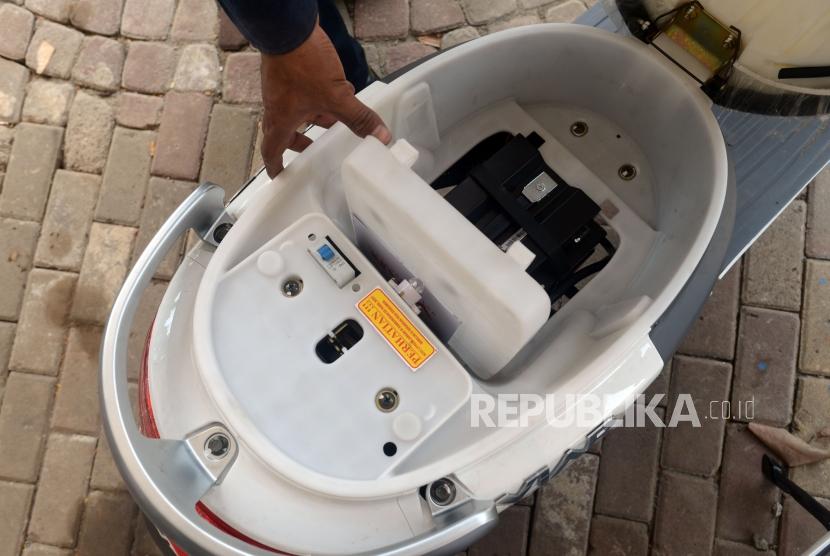 PLN tingkatkan sosialisasi Electrifying Lifestyle di Manado. Foto petugas memperlihatkan indikator pengecasan baterai motor listrik, (ilustrasi).