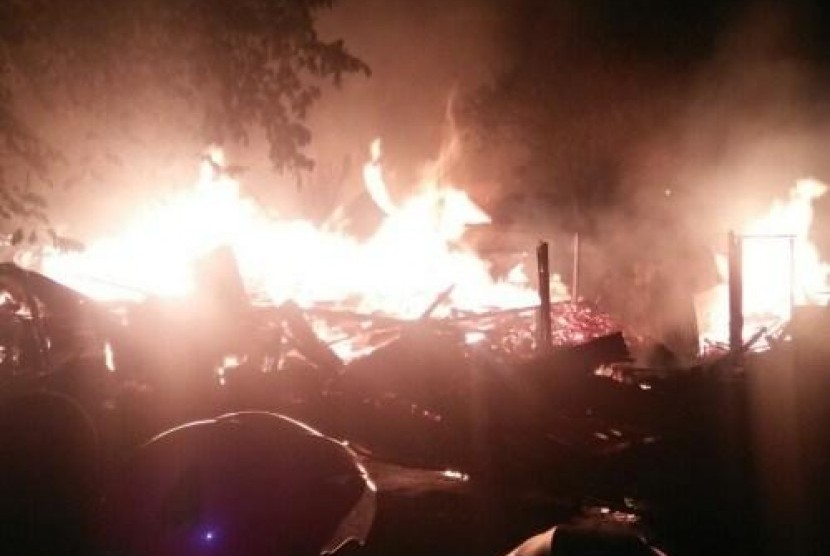  Kobaran api melahap puluhan kios di kompleks Pasar Nglangon, Karangtengah, Sragen, malam ini, Senin (30/9/2019). Foto/Wardoyo