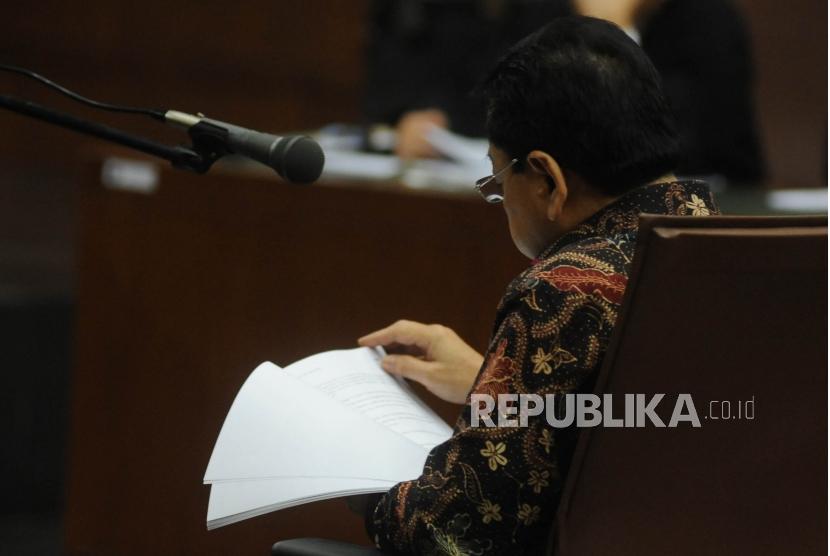Terdakwa kasus korupsi KTP Elektronik Setya Novanto  membaca nota keberatan di  persidangan pengadilan  tindak pindana korupsi, Jakarta, Rabu (20/12).