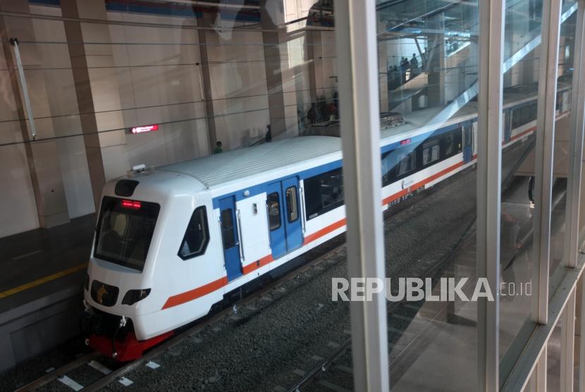 Kereta bandara melintas saat uji coba Kereta Bandara Soekarno-Hatta di Stasiun Sudirman Baru, Jakarta, Selasa (26/12).