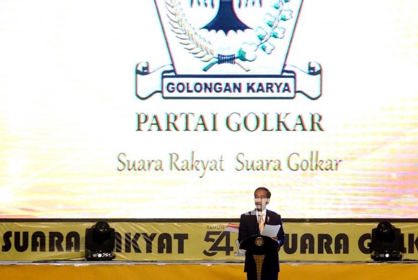 Perayaan HUT Golkar. Presiden Joko Widodo menyapaikan sambutan saat Perayaan HUT Golkar ke-54 di JiExpo, Jakarta, Ahad (21/10).