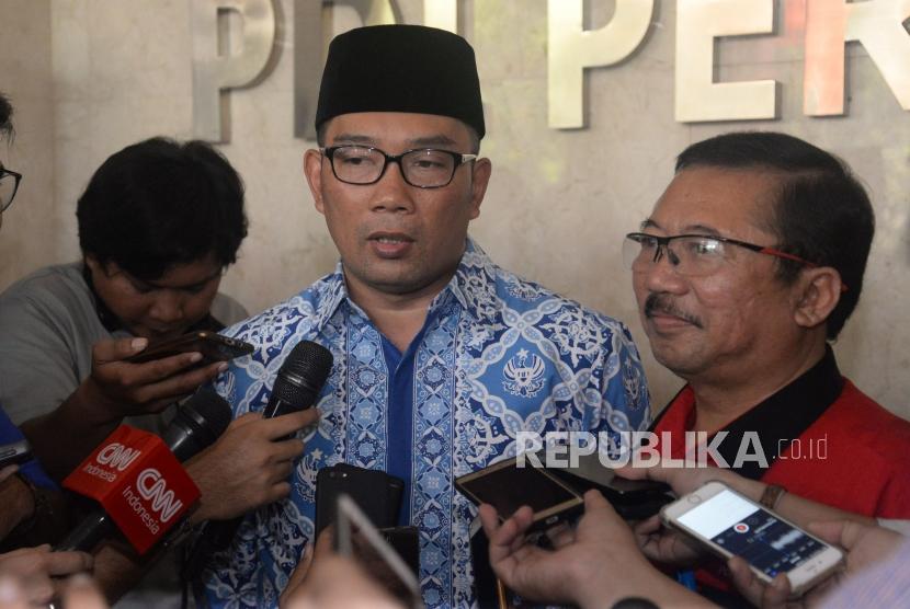 Wali Kota Bandung Ridwan Kamil bersama Ketua Bappilu PDIP Bambang DH menjawab pertanyaan wartawan usai melakukan pertemuan di Kantor DPP PDIP, Jakarta, Rabu (3/1).