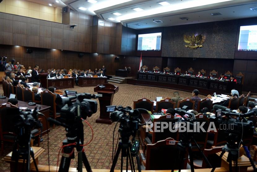 Suasana sidang perdana Perselisihan Hasil Pemilihan Umum (PHPU) Pemilihan Presiden (Pilpres) 2019 di Gedung Mahkamah Konstitusi, Jakarta, Jumat (14/6).