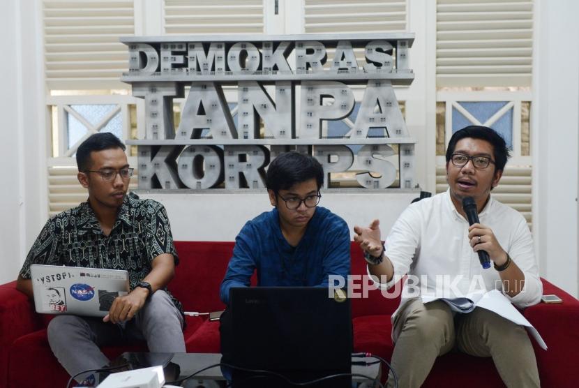 Peneliti Transparency Internasional Indonesia (TII) Alvin Nicola (kanan)