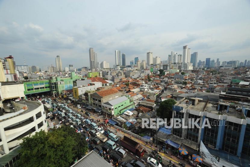 Suasana kemacetan dipersimpangan jalan jatibunder, Tanah Abang, Jakarta, Senin (20/11).