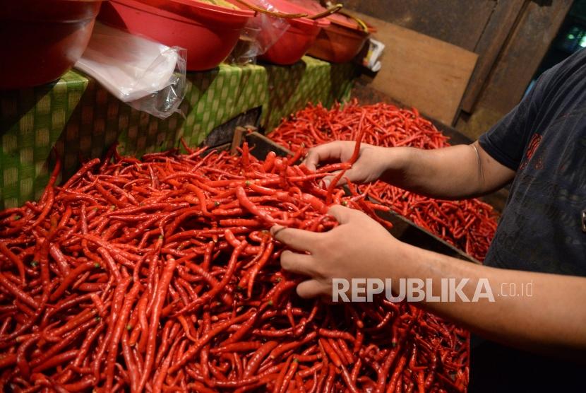 Pedagang merapikan cabai merah di Pasar Senen, Jakarta. (ilustrasi)