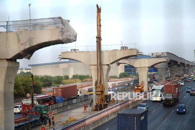 Progress Pembangunan Tol Layang Cikampek. Pengerjaan pembangunan jalan tol layang Cikampek di Cibitung, Bekasi, Jawa Barat, Rabu (11/9).