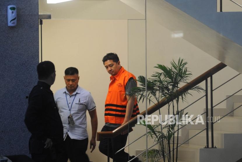 Walikota Kendari Adriatma Dwi Putra mengenakan rompi orange usai diperiksa oleh KPK selama 1x 24 Jam pasca terjaring OTT di kantor Komisi Pemberantasan Korupsi, Jakarta, Kamis (1/3).