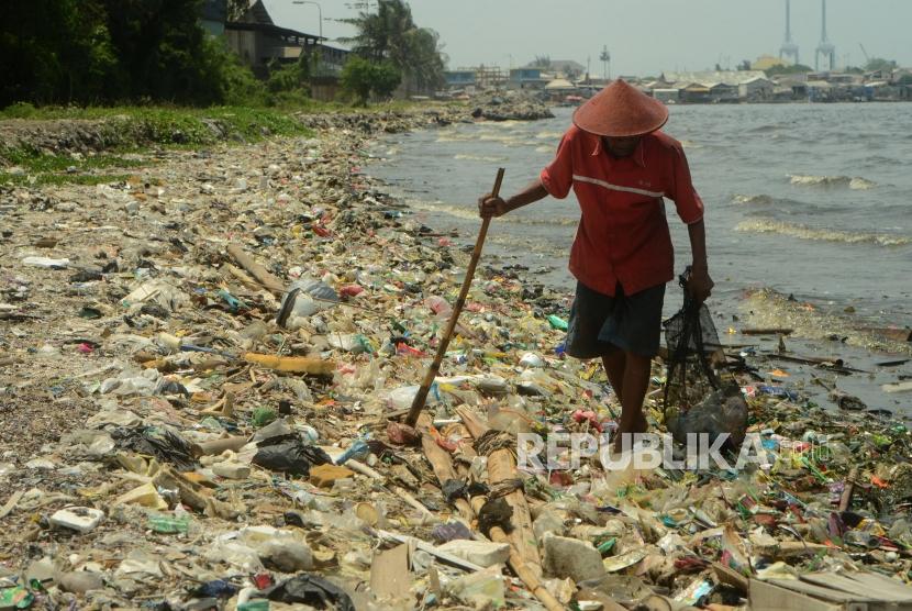Muhammad Lasri (73) saat mencari sampah plastik untuk dijual kembali di Cilincing, Jakarta Utara, Kamis (22/11).