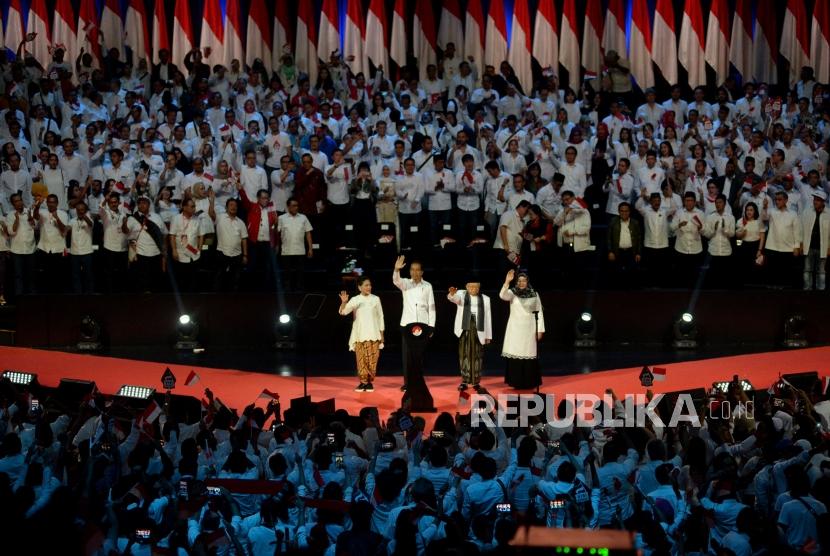 Pasangan Presiden dan Wakil Presiden terpilih Joko Widodo dan KH Ma'ruf Amin berserta isteri memberikan salam kepada para pendukung dan relawan dalam acara Visi Indonesia di Sentul International Convetion Center, Bogor, Jabar, Ahad (14/7).