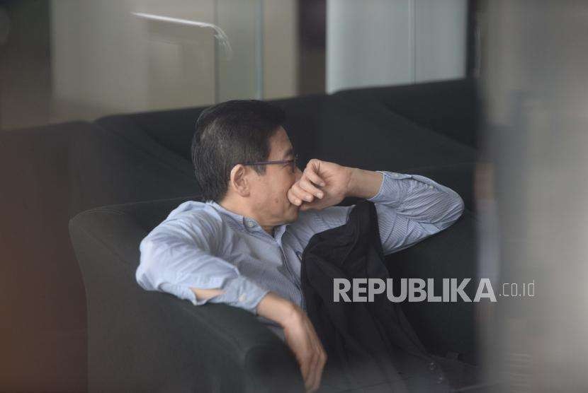\Pemilik perusahaan batu bara PT Borneo Lumbung Energi, Samin Tan berada di ruang tunggu sebelum menjalani pemeriksaan di Gedung KPK, Jakarta, Kamis (13/9).