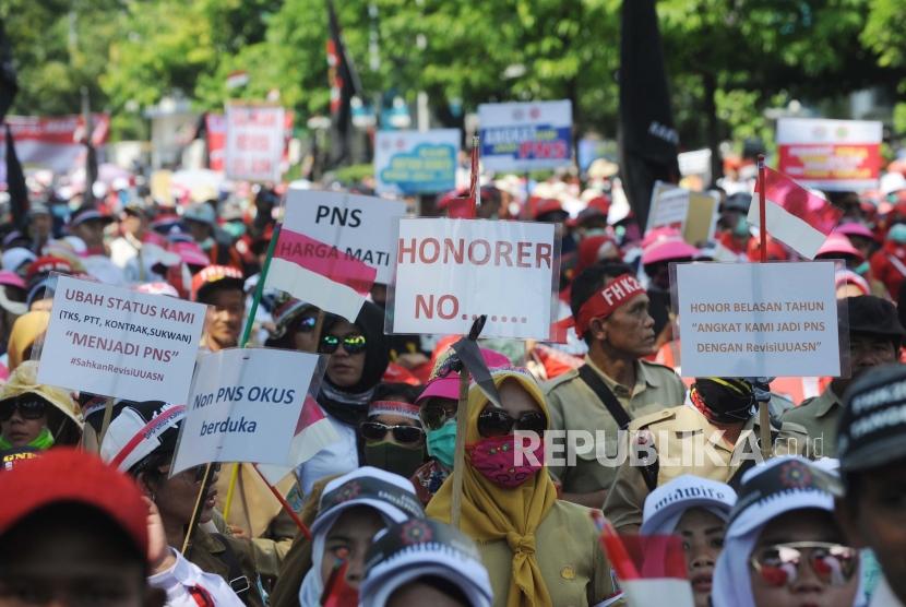 Masa aksi yang tergabung dari  Forum Honorer K2 Indonesia  ikut dalam aksi unjuk rasa di hari buruh   di Jakarta, Selasa (1/5).