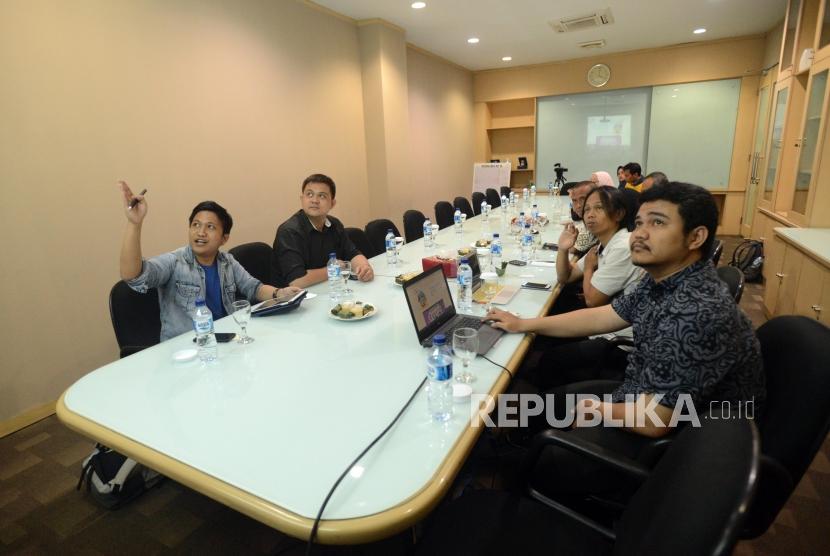 Marketing Manager Jakmall Shandy (kiri) bersama Public Relations Associate Jakmall Rahmat Hidayat memberikan paparan saat kunjungan ke Kantor Republika, Jakarta, Rabu (28/11).