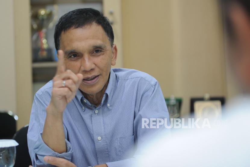 Ketua Indonesian Islamic Centre London Memet P. Hasan memberikan penjelasan kepada perwakilan Harian Republika di Jakarta, Selasa (6/2).