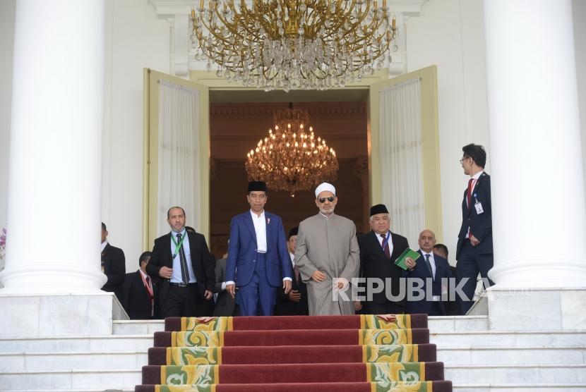 Presiden Joko Widodo, bersama Imam Besar Al Azhar Ahmad Muhammad Ath-Thayeb, dan Utusan Khusus Presiden RI untuk Dialog dan Kerja Sama Antaragama dan Peradaban (UKP-DKAAP) Din Syamsuddin (dari kedua kiri ke kanan) menghadiri pembukaan Konsultasi Tingkat Tinggi (KTT) tentang Wasathiyah Islam di Istana Bogor, Jawa Barat, Selasa (1/5).