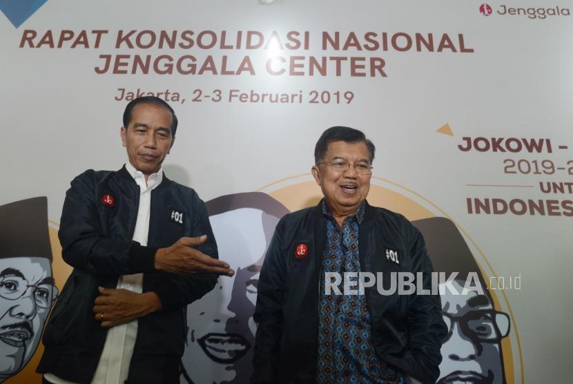 Calon presiden petahana nomor urut 01 Joko Widodo bersama Dewan Pengarah Jenggala Center Jusuf Kalla memberikan keterangan pers usai menghadiri Rapat Konsolidasi Nasional Jenggala Center di Jakarta, Ahad (3/2).