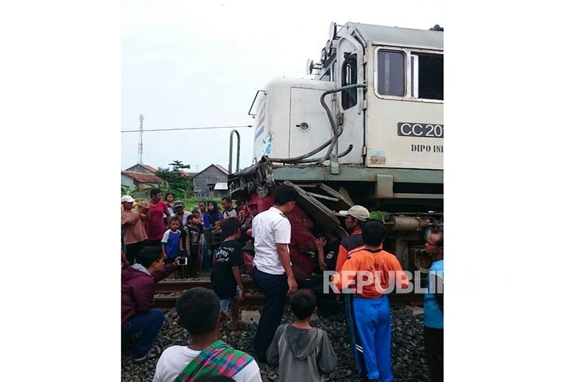 Lokomotif Matarmaja yang menabrak truk pengangkut split, Ahad (7/12).