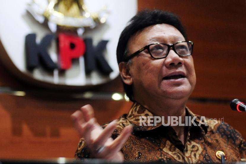 Menteri Dalam Negeri Tjahjo Kumolo memberikan paparan saat konferensi pers di gedung KPK, Jakarta, Selasa (4/9).