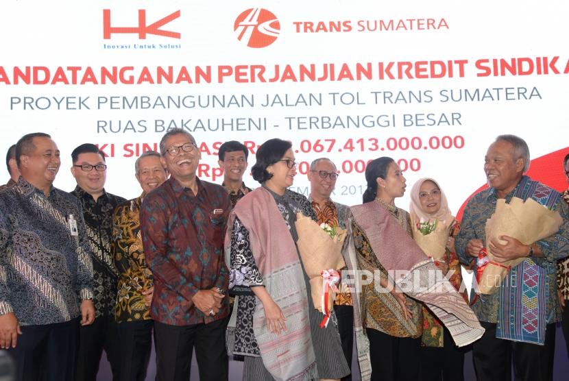 Pembiayaan Proyek Tol Trans Sumatera. Menteri PUPR Basuki Hadimuljono, Menteri BUMN Rini Soemarno, Menkeu Sri Mulyani, Dirut Hutama Karya I Gusti Ngurah Putra, dan  Direktur Bank Mandiri Royke Tumilaar  (dari kana) bersama jajaran direktur bank penjamin usai penandatanganan kerjasama kredit sindikasi proyek Tol Trans Sumatera di Jakarta, Rabu (27/12).