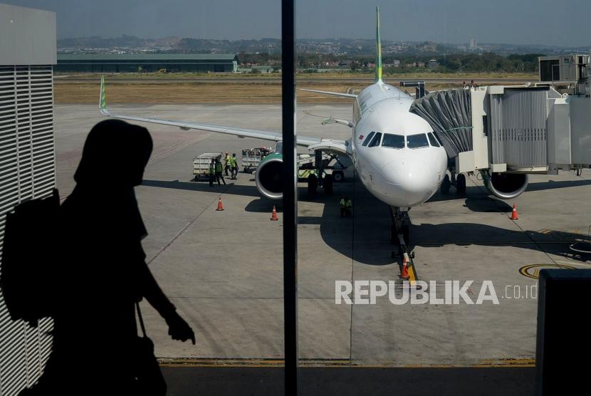 Penumpang bersiap memasuki pesawat di Bandara Internasional Ahmad Yani, Semarang, Jawa Tengah, Rabu.