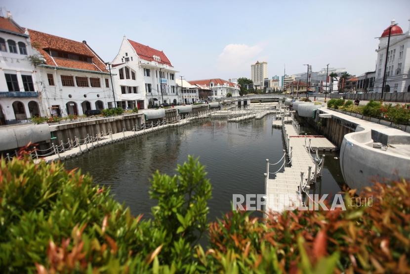 Suasana kondisi revitalisasi Kali Krukut di kawasan Kali Besar, Kota Tua, Jakarta, Rabu (28/3).