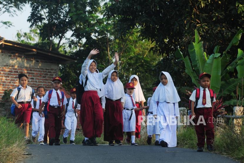 Pelajar berangkat sekolah pada hari pertama sekolah / Ilustrasi 