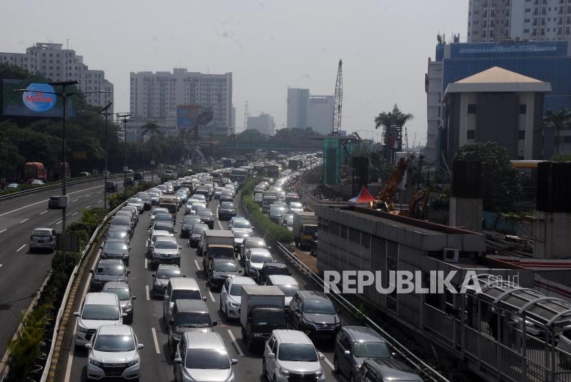 Sejumlah kendaraan terjebak kemacetan di Tol Cawang, Jalan MT Haryono, Cawang, Jakarta Timur.