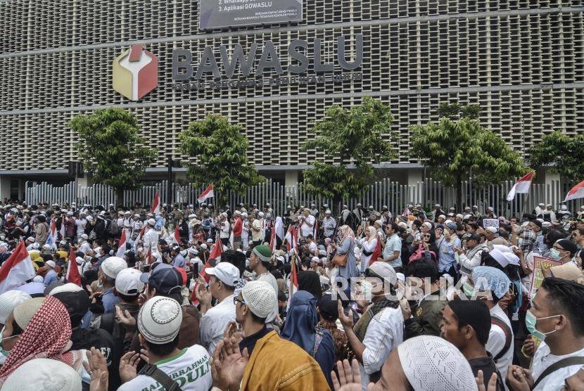 Sejumlah massa aksi yang tergabung dalam Persaudaraan alumni 212 atau PA 212 melakukan aksi damai di depan gedung Badan Pengawas Pemilu (Bawaslu), Jakarta Pusat, Jum’at (10/5).