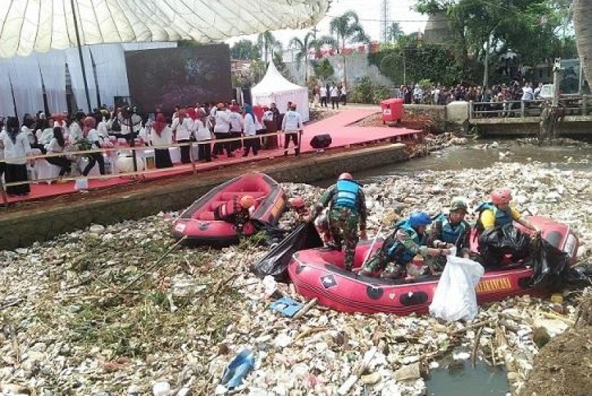 Tumpukan sampah di Sungai Cipakancilan Bogor