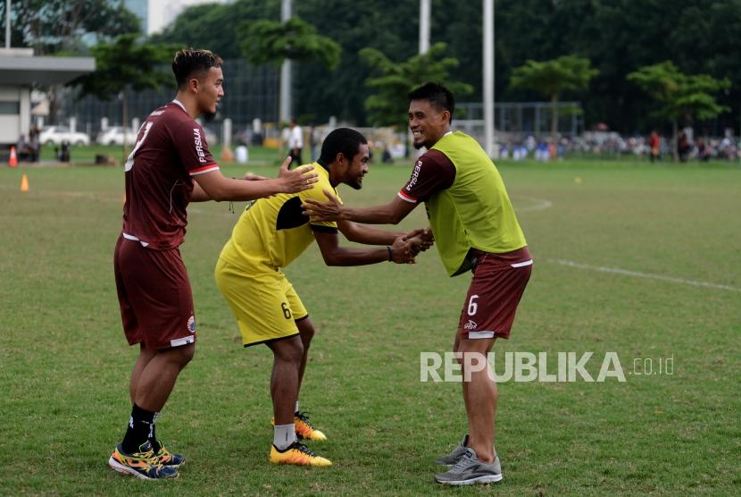 Sejumlah pesepakbola Persija Jakarta dan Mitra Kukar bertemu disela sesi latihan di Lapangan ABC Gelora Bung Karno, Senayan, Jakarta, Sabtu (8/12).