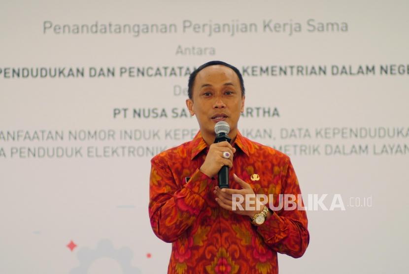 Direktur Jenderal Kependudukan dan Pencatatan Sipil  Prof. Dr. Zudan Arif Fakrulloh Sh, MH usai menandatangani perjanjian kerja sama di Jakarta, Jumat (11/1).