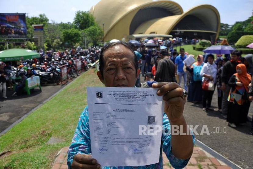 Warga memperlihatkan surat keterangan dari Kelurahan saat melakukan pendaftaran perekaman data KTP Elektronik / Ilustrasi 