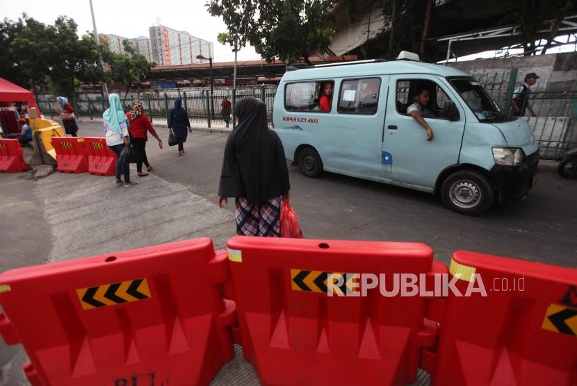 Kendaraan angkutan kota (angkot) jurusan Tanah Abang melintas di Jalan Jatibaru, Tanah Abang, Jakarta (ilustrasi)