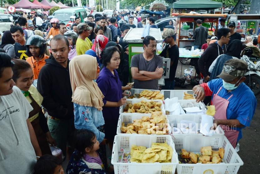 Pengunjung antre membeli kuliner saat ngabuburit di salah satu ruas jalan kawasan Pusdai, Kota Bandung, Kamis (24/5). Kepala BPS Suhariyanto menyebutkan, inflasi bulan lalu menunjukkan pola tidak biasa apabila dibandingkan sebelumnya. 