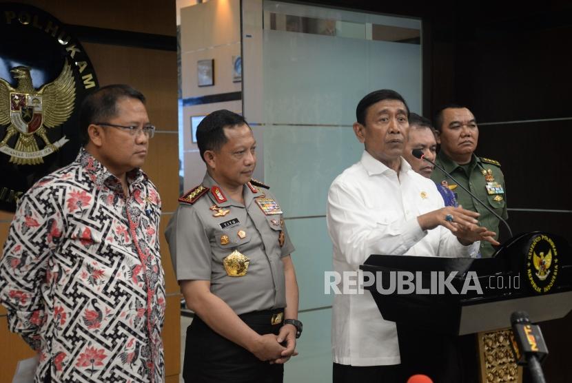 Menkopolhukam Wiranto didampingi dengan Kapolri Jenderal Tito Karnavian dan Menkominfo Rudiantara memberikan keterangan terkait keamanan Papua di Kantor Kemenko Polhukam, Jakarta Pusat, Senin (20/11).
