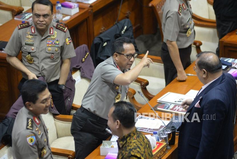 Kapolri Jenderal Pol Tito Karnavian berbincang dengan anggota komisi III usai mengikuti rapat kerja dengan Komisi III DPR di Kompleks Parlemen Senayan, Jakarta, Rabu (14/3).