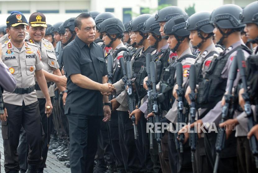 Wakapolri Komjen Syafruddin (ketiga kiri) didampingi Kapolda Metro Jaya Irjen Idham Aziz (kiri) menyalami anggota Brimob pasca kericuhan yang terjadi di Rutan cabang Salemba di Mako Brimob, Kelapa Dua, Depok, Jawa Barat, Rabu (9/5).