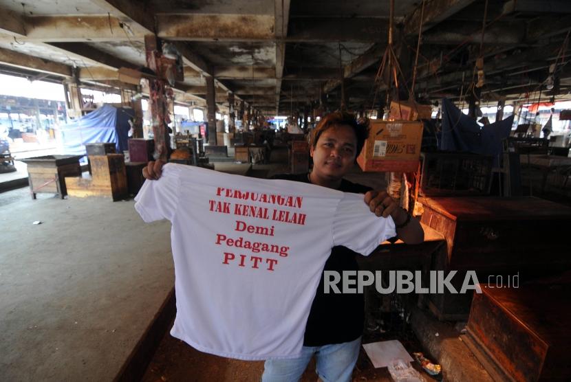 Aksi Mogok Dagang. Pedagang memperlihatkan baju aksi mogok dagang di Pasar Induk Tanah Tinggi, Tangerang, Selasa (14/11).