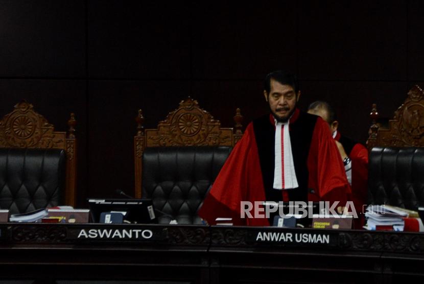 Ketua Mahkamah Konstitusi Anwar Usman saat akan memimpin sidang perdana Perselisihan Hasil Pemilihan Umum (PHPU) Pemilihan Presiden (Pilpres) 2019 di Gedung Mahkamah Konstitusi, Jakarta, Jumat (14/6).