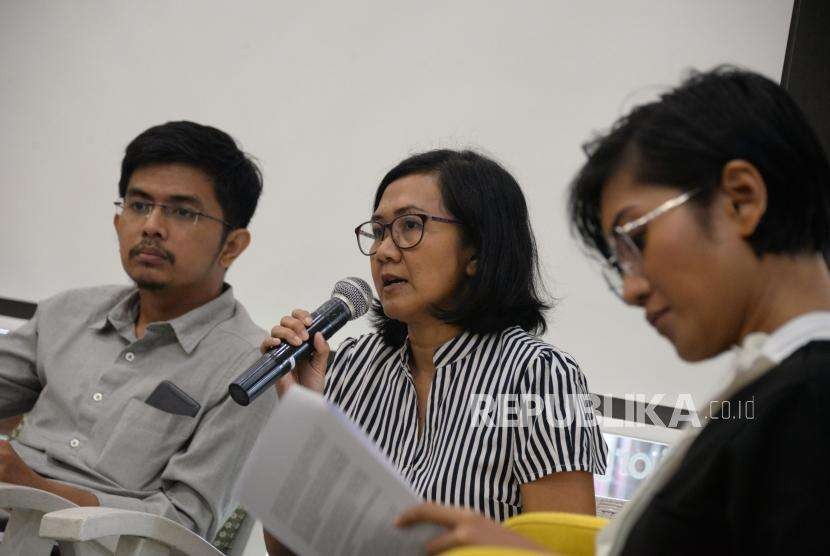 Direktur Eksekutif WALHI Nur Hidayati (tengah)