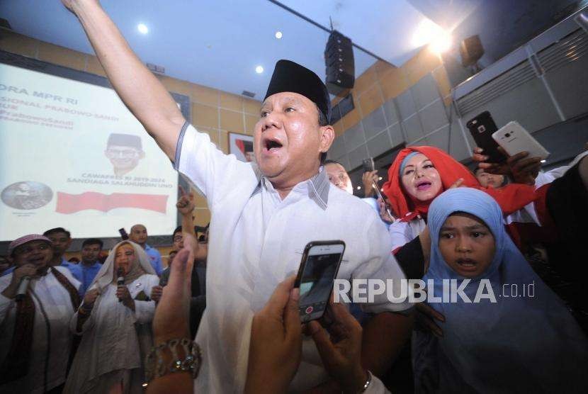 Calon Presiden No Urut dua  Prabowo Subianto  berterika dalam acara ramah tamah bersama tokoh masyarakat di kawasan Jakarta, Ahad (23/9).